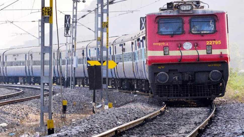 ट्रेन में इलाज न मिलने से यात्री की मौत, परिजनों ने लगाया लापरवाही का आरोप ट्रेन में इलाज न मिलने से यात्री की मौत, परिजनों ने लगाया लापरवाही का आरोप