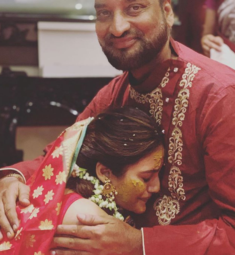 पिता के साथ नुसरत Nusrat Jahan With Father