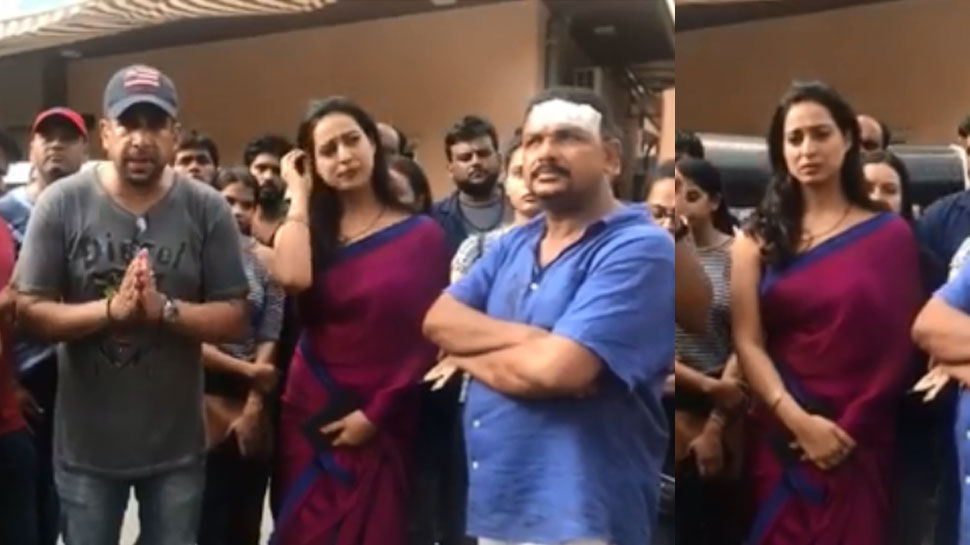 VIDEO: एक्ट्रेस माही गिल और टीम पर हुआ जानलेवा हमला, सात लोग हुए गिरफ्तार VIDEO: एक्ट्रेस माही गिल और टीम पर हुआ जानलेवा हमला, सात लोग हुए गिरफ्तार