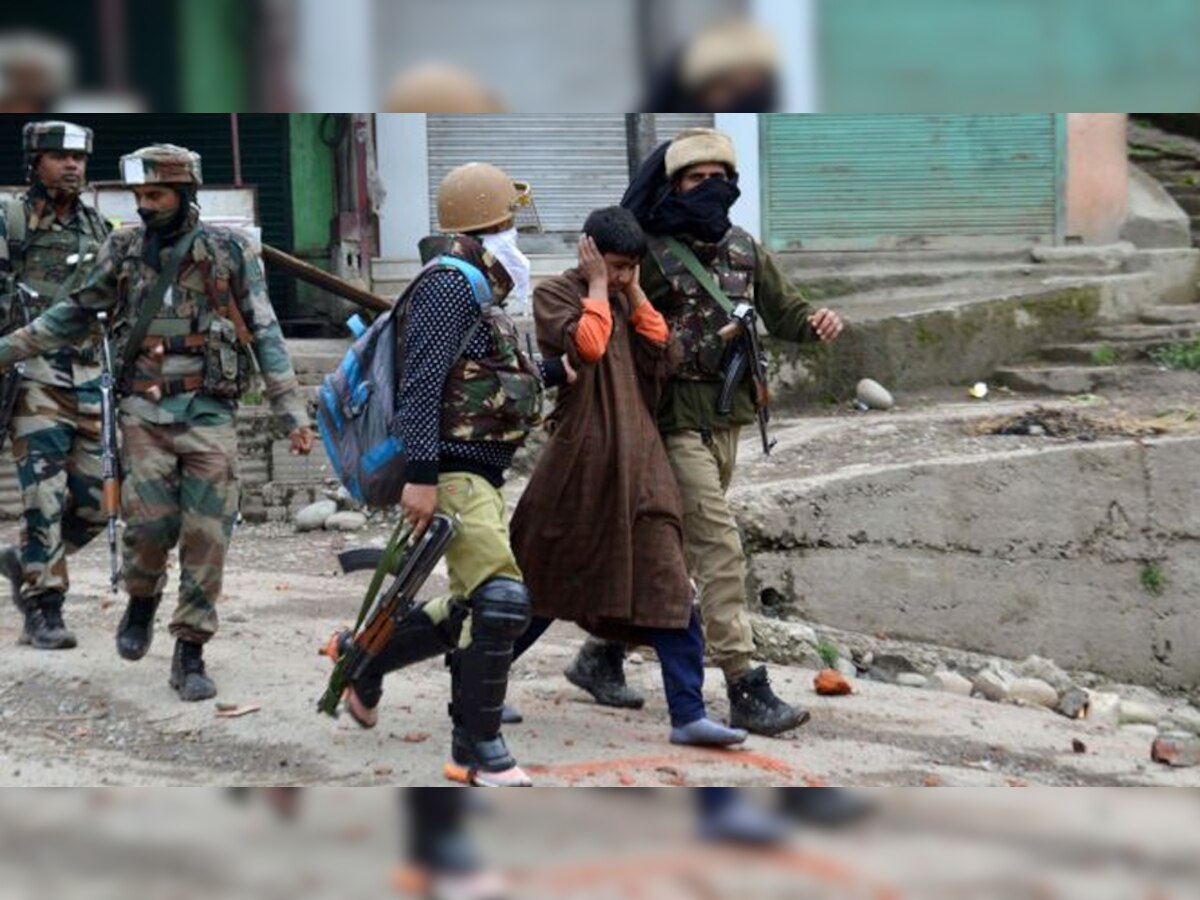 पाकिस्तान लगातार कश्मीरी युवकों को आतंक की राह पर ढकेल रहा है, लेकिन सेना अब इसपर अंकुश लगा रहा है. फाइल तस्वीर 