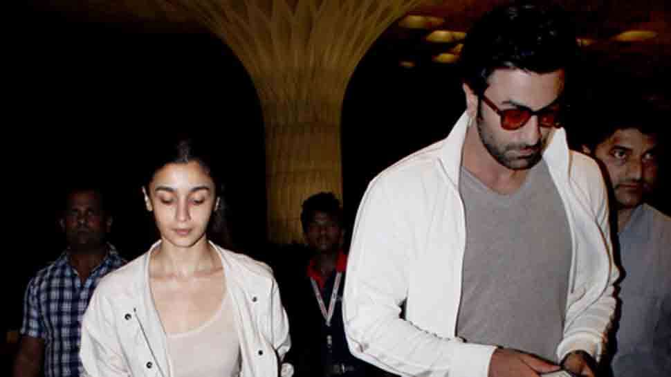अयान मुखर्जी की फिल्म 'ब्रह्मास्त्र' में आएंगे नजर Alia Bhatt Ranbir Kapoor Spotted at airport