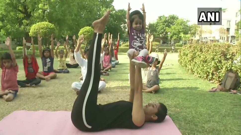 नागपुर में दुनिया की सबसे छोटी महिला ने की योगा प्रैक्टिस, देखें VIDEO