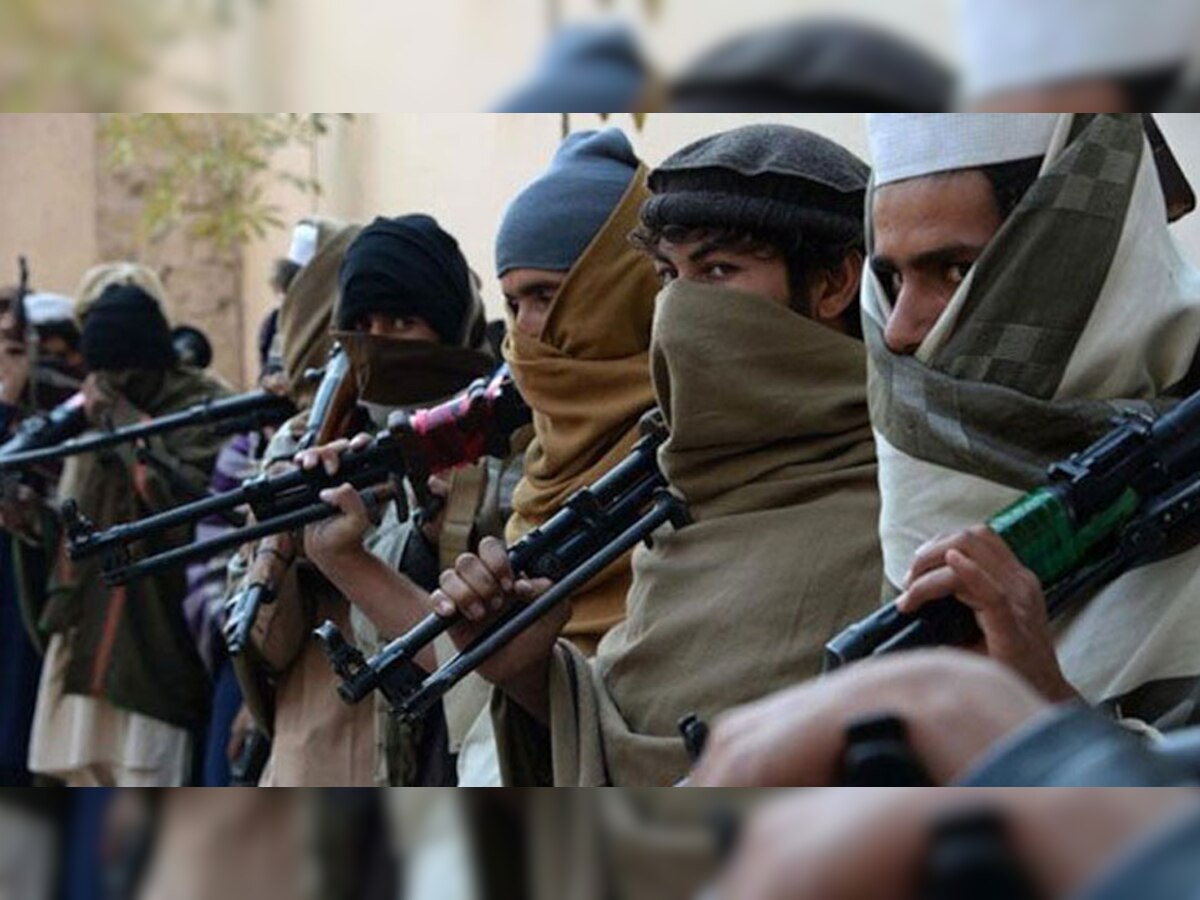 सोशल मीडिया में इन तस्‍वीरों के आने के बाद सुरक्षाबलों ने कथिततौर पर आतंकी बने तीनों युवकों की तलाश शुरू कर दी है. (फाइल फोटो)