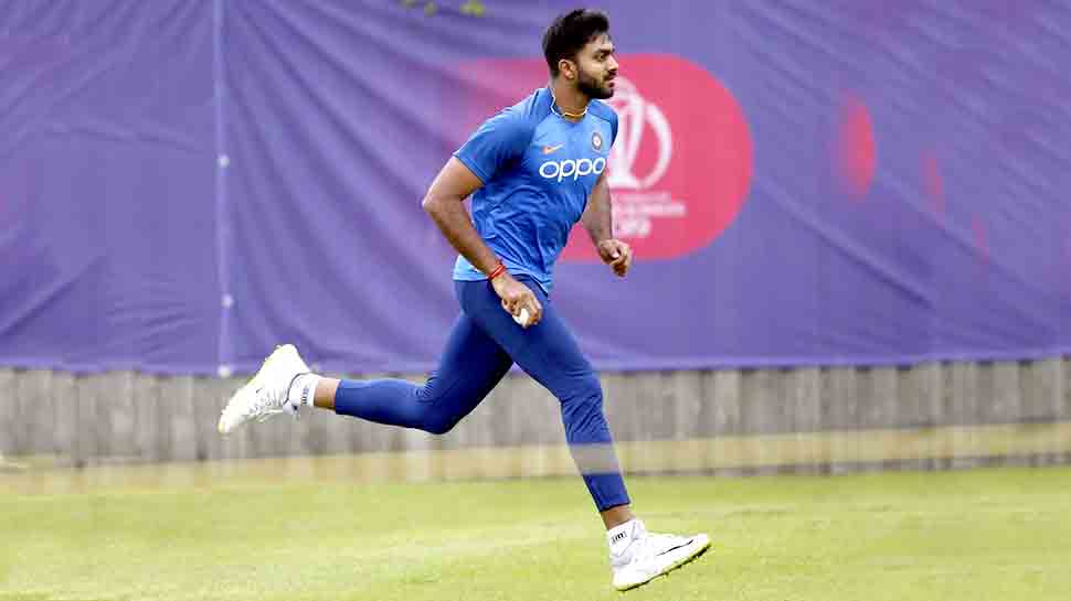 विजय शंकर ने पाकिस्तान के खिलाफ दो विकेट लिए थे और 15 रन भी बनाए थे. (फोटो: IANS) विजय शंकर ने पाकिस्तान के खिलाफ दो विकेट लिए थे और 15 रन भी बनाए थे. (फोटो: IANS)