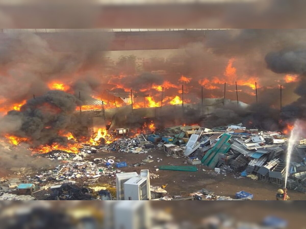 बताया जा रहा है कि आग के कारण लाखों रुपये के सामान जलकर खाक हो गए हैं.