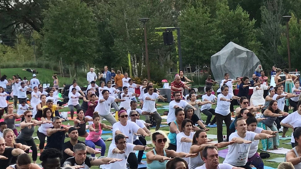 अंतरराष्ट्रीय योग दिवस: तेल अवीव में सैकड़ों लोगों ने किया योग