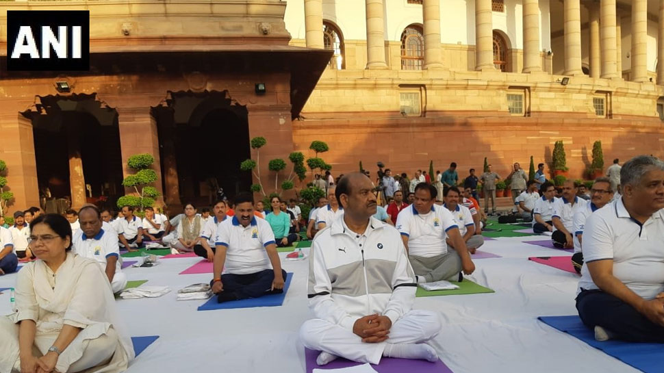 लोकसभा अध्यक्ष ओम बिरला की अगुवाई में संसद भवन परिसर में मनाया गया योग दिवस लोकसभा अध्यक्ष ओम बिरला की अगुवाई में संसद भवन परिसर में मनाया गया योग दिवस