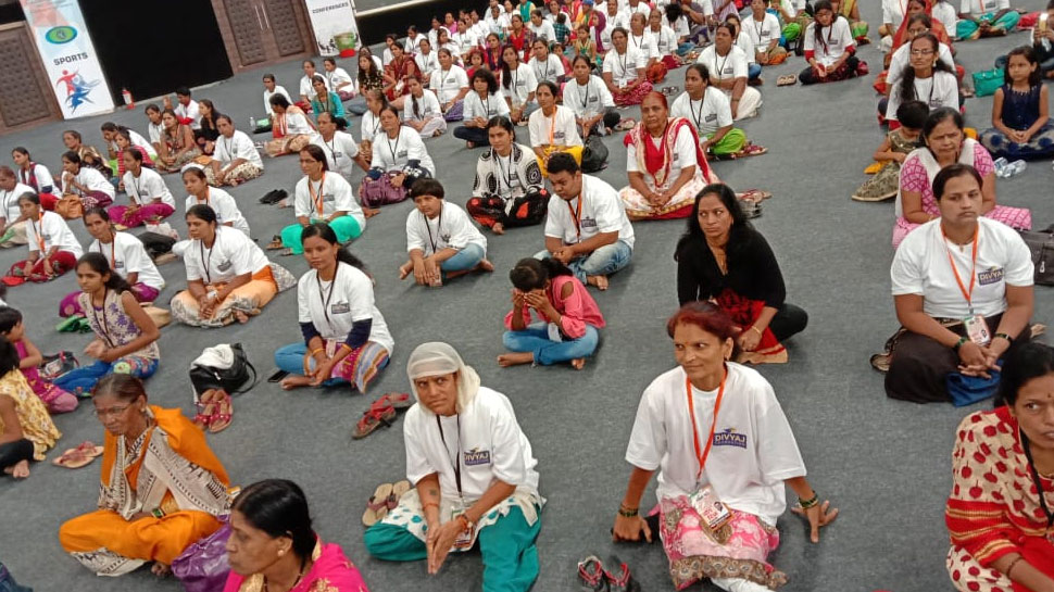 मुंबई में मुस्लिम महिलाओं ने किया योग, कहा- 'इसे धर्म से जोड़ना गलत है' मुंबई में मुस्लिम महिलाओं ने किया योग, कहा- 'इसे धर्म से जोड़ना गलत है'