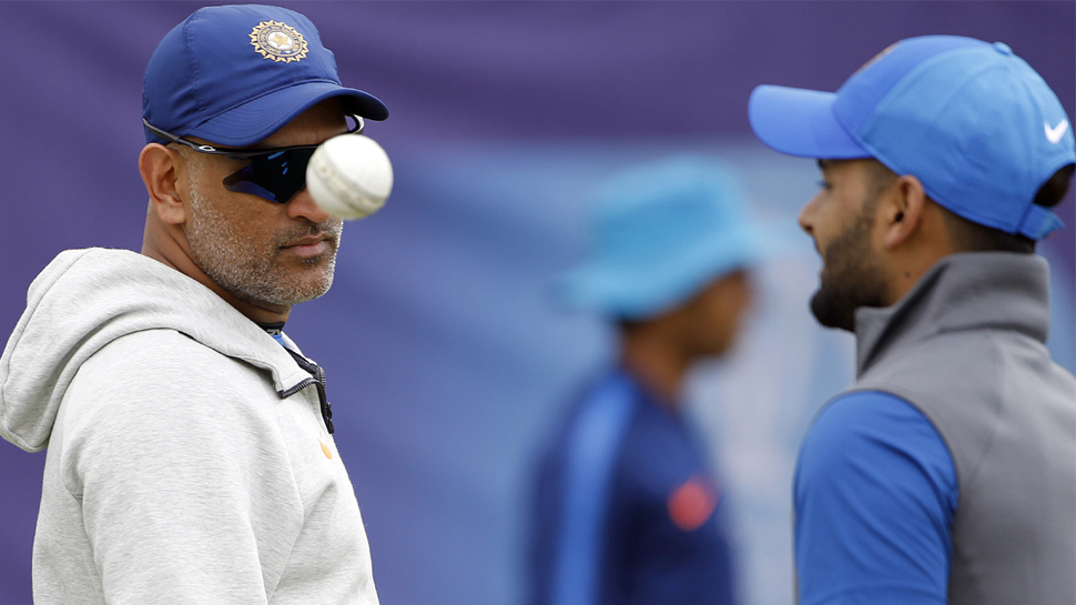 ICC क्रिकेट क्लीनिक: जब बोल पड़े धोनी, 'पंत ने सिक्स मारा है, देखना अब ये भी मारेगा' ICC क्रिकेट क्लीनिक: जब बोल पड़े धोनी, 'पंत ने सिक्स मारा है, देखना अब ये भी मारेगा'