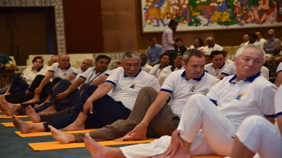 कई राजदूतों और राजनयिकों ने भी किए योगासन, बोले- दुनिया को भारत की महान देन है योग