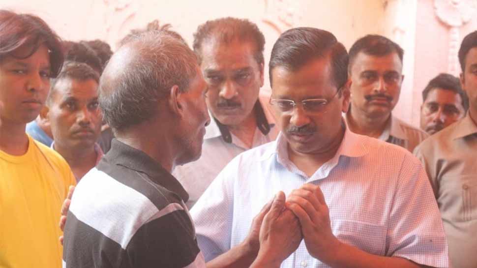 विमान हादसे में शहीद के परिजनों से मिले CM केजरीवाल, एक करोड़ रुपये की आर्थिक सहायता का किया ऐलान