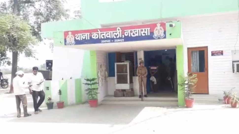 पत्नी को कमरे में बंद कर सौतेली बेटी का कर रहा था रेप, लोगों ने पीट-पीटकर मार डाला पत्नी को कमरे में बंद कर सौतेली बेटी का कर रहा था रेप, लोगों ने पीट-पीटकर मार डाला