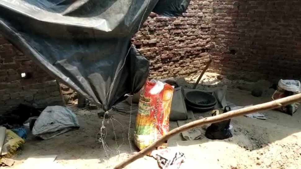 रामपुर के इस गांव में बन रहे थे देसी बम, पुलिस ने मारा छापा, एक गिरफ्तार