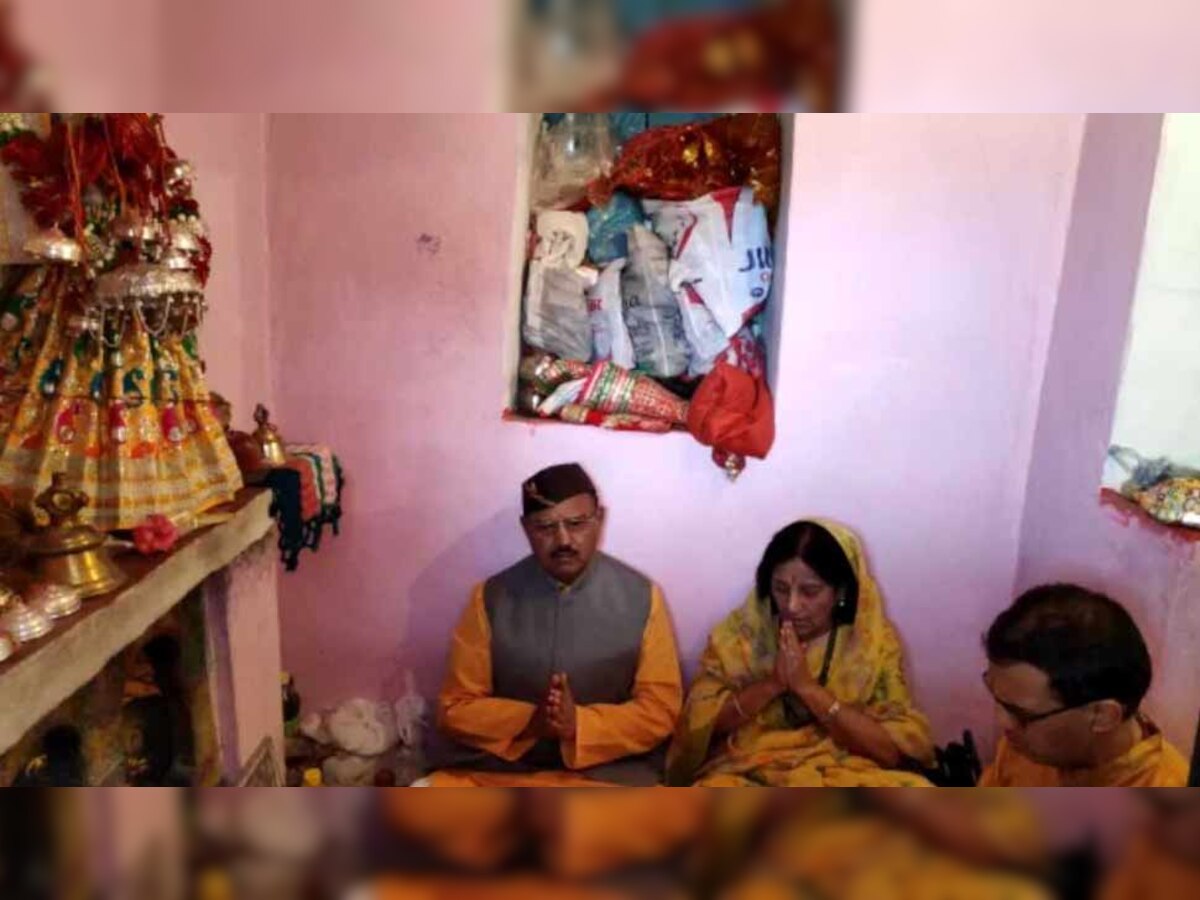 राष्ट्रीय सुरक्षा सलाहकार अपनी पत्नी और बड़े बेटे के साथ गांव की वार्षिक पूजा में हिस्सा लिया. 