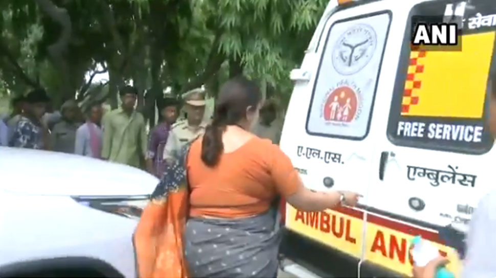 VIDEO: रास्ते में बीमार महिला को देख गाड़ी से उतरीं स्मृति, काफिले की एंबुलेंस से भेजा अस्पताल