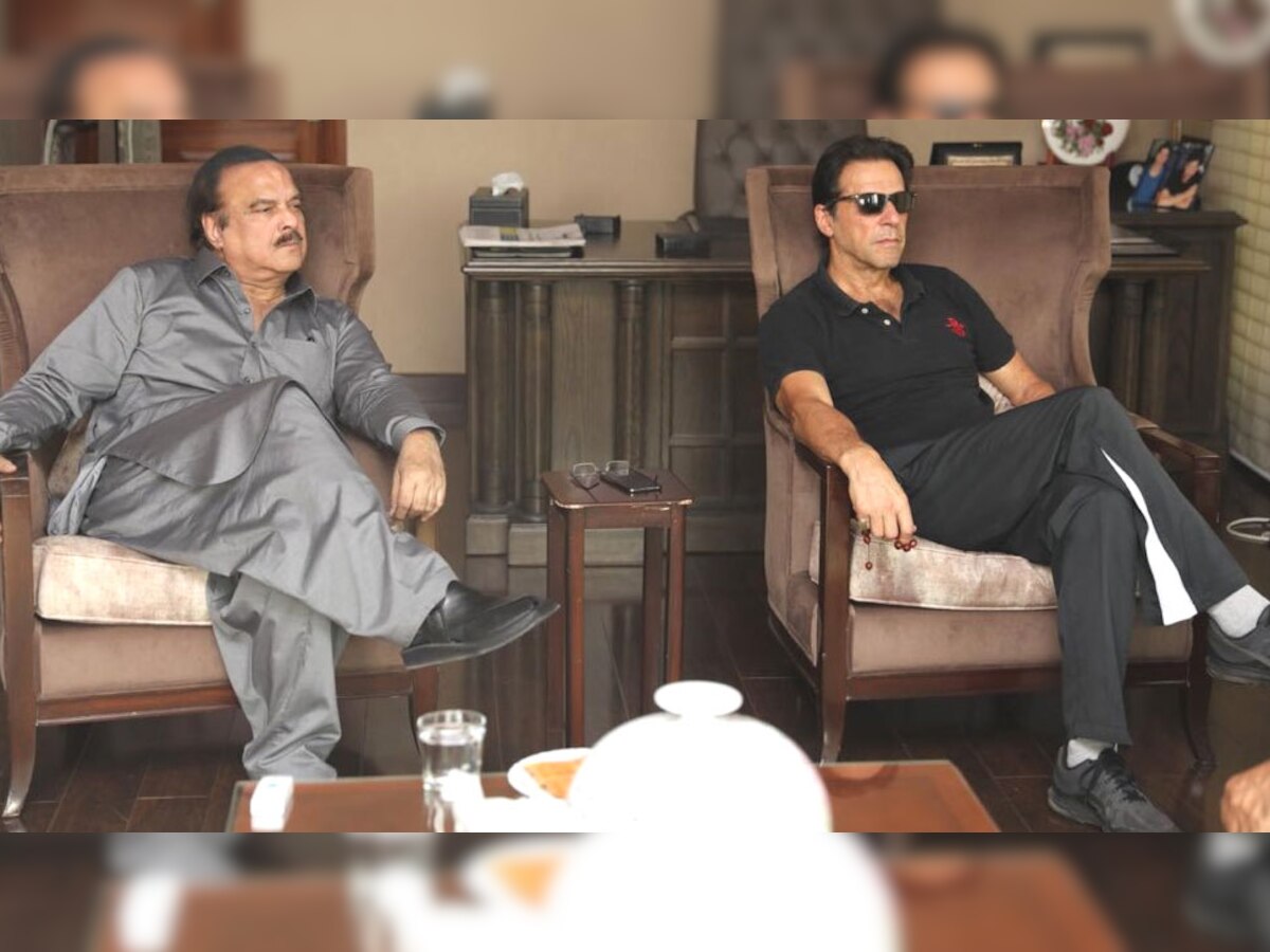 प्रधानमंत्री इमरान खान के साथ स्पेशल असिस्टेंट नजीम-उल-हक. (फोटो साभार: Twitter/Naeem ul Haque)
