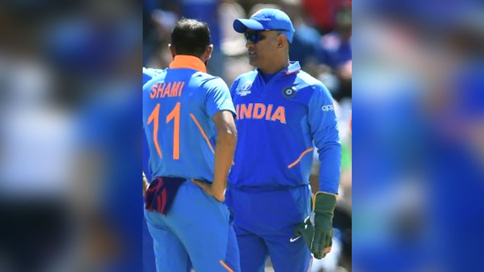 IND vs AFG: मैच फिसलता देख दो ओवरों के लिए 'कप्तान' बने धोनी, और फिर पलट दिया पूरा खेल IND vs AFG: मैच फिसलता देख दो ओवरों के लिए 'कप्तान' बने धोनी, और फिर पलट दिया पूरा खेल