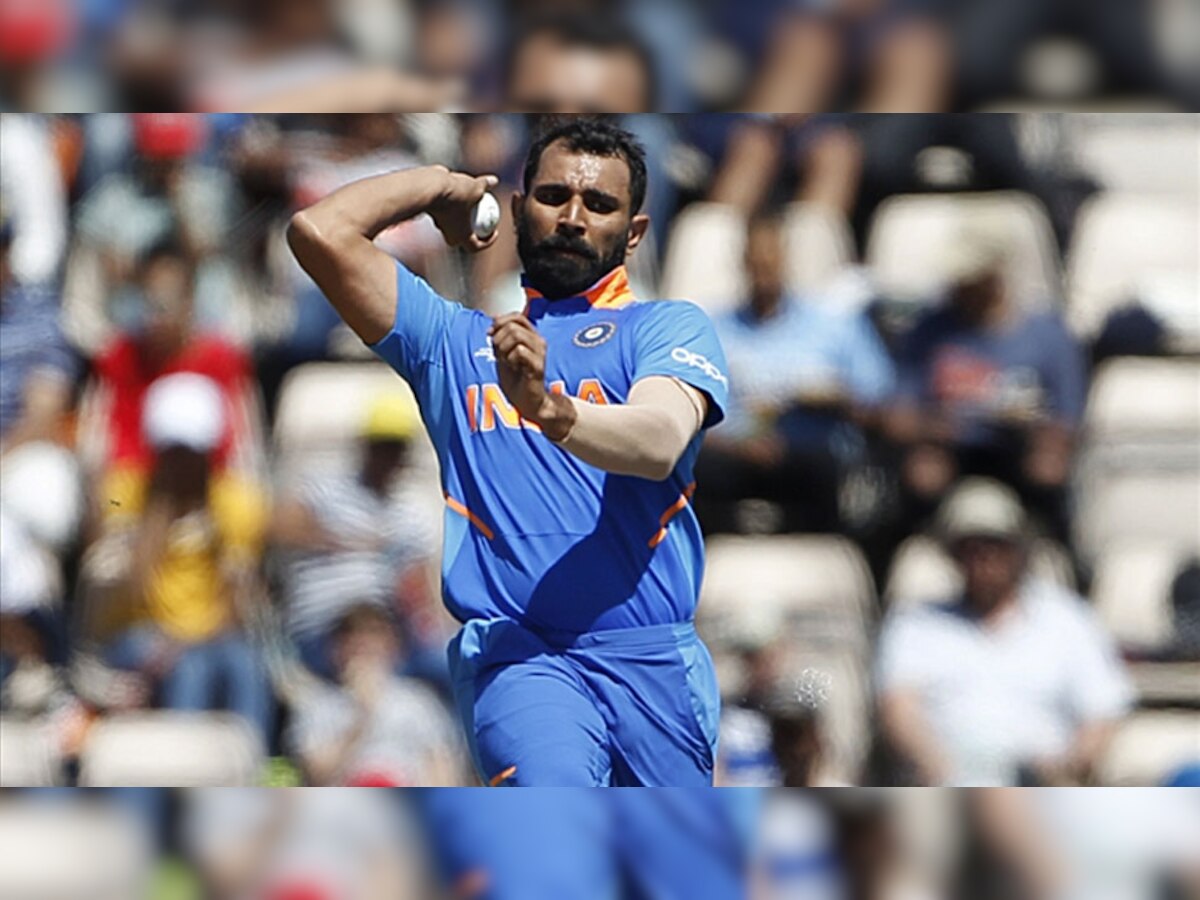 भारत और अफगानिस्तान के बीच विश्व कप 2019 के 28 वें मैच के दौरान भारत के मोहम्मद शमी गेंद फेंकते हुए. (फोटो: IANS)