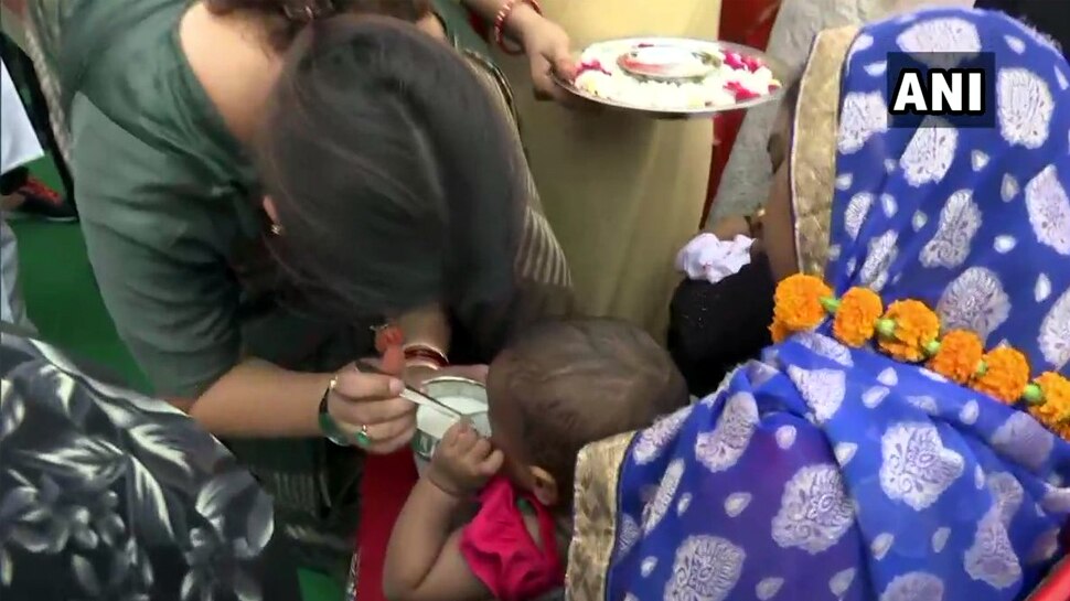 अमेठी: स्मृति ने हाथों से खिलाया बच्चों को खाना, अफसरों से कहा-विकास की रफ्तार बनाए रखें