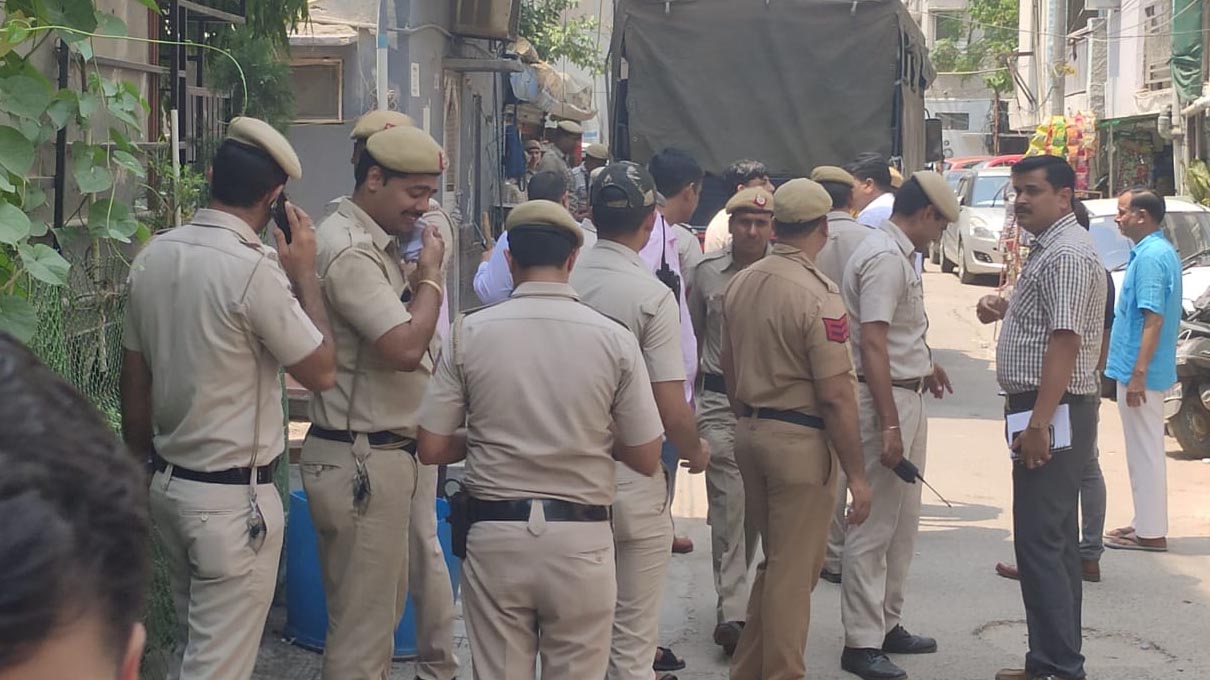 दिल्ली में बुजुर्ग दंपती और नौकरानी की गला रेतकर हत्या