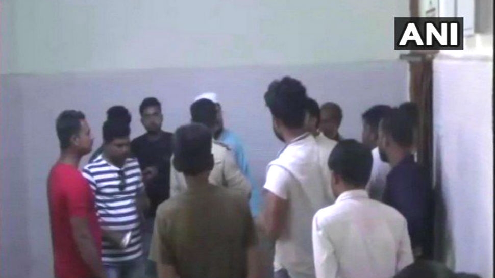 झारखंड: चोरी के शक में युवक की भीड़ ने की पिटाई, 18 घंटे बाद पुलिस को दी सूचना, मौत झारखंड: चोरी के शक में युवक की भीड़ ने की पिटाई, 18 घंटे बाद पुलिस को दी सूचना, मौत
