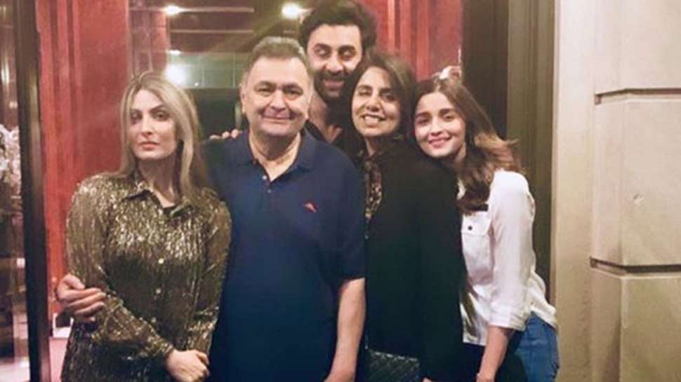 PHOTOS: ऋषि कपूर से मिलने न्यूयॉर्क पहुंचे रणबीर-आलिया, अभिषेक-ऐश्वर्या भी आए नजर PHOTOS: ऋषि कपूर से मिलने न्यूयॉर्क पहुंचे रणबीर-आलिया, अभिषेक-ऐश्वर्या भी आए नजर