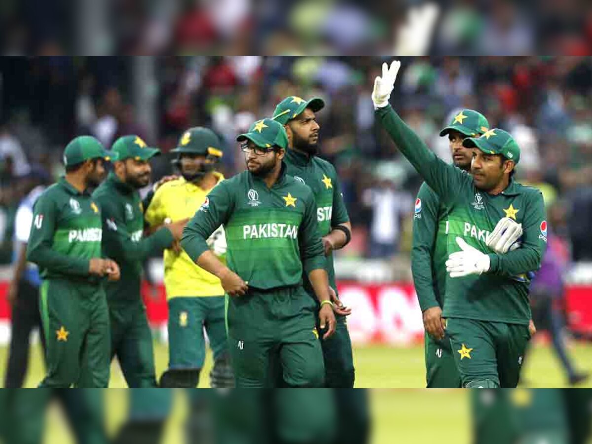 दक्षिण अफ्रीका को हराने के बाद मैदान से बाहर आती पाकिस्तानी टीम और उसके कप्तान सरफराज अहमद. (फोटो: PTI) 