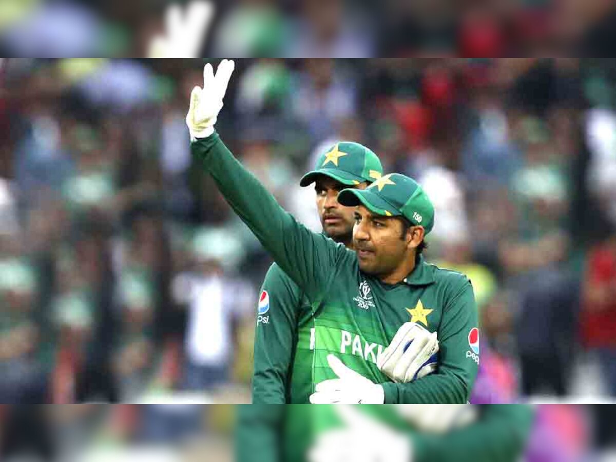 विकेटकीपर सरफराज अहमद दक्षिण अफ्रीका पर पाकिस्तानी जीत के बाद दर्शकों का अभिवादन स्वीकारते हुए. (फोटो: PTI)
