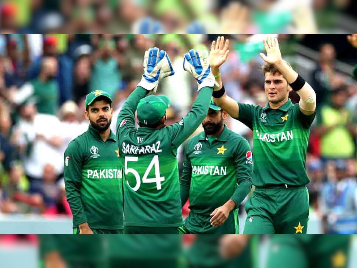 पाकिस्तानी क्रिकेटर दक्षिण अफ्रीका के विकेट का जश्न मनाते हुए. पाकिस्तान ने यह मैच 49 रन से जीता था. (फोटो: Reuters) 