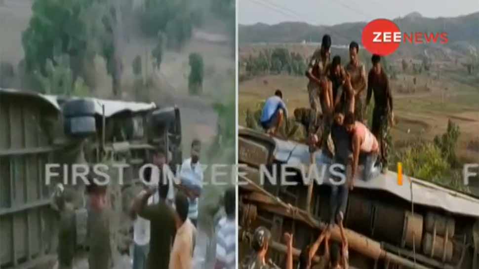 VIDEO: झारखंड के गढ़वा में खाई में गिरी बस, अब तक 6 की मौत, 39 घायल