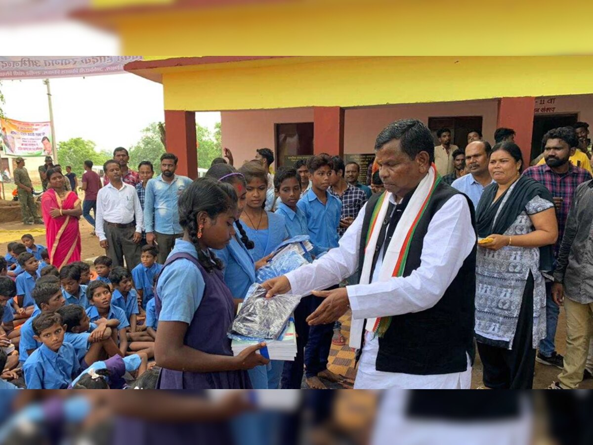मंत्री कवासी लखमा ने बच्चों को बांटी कॉपी और किताबें