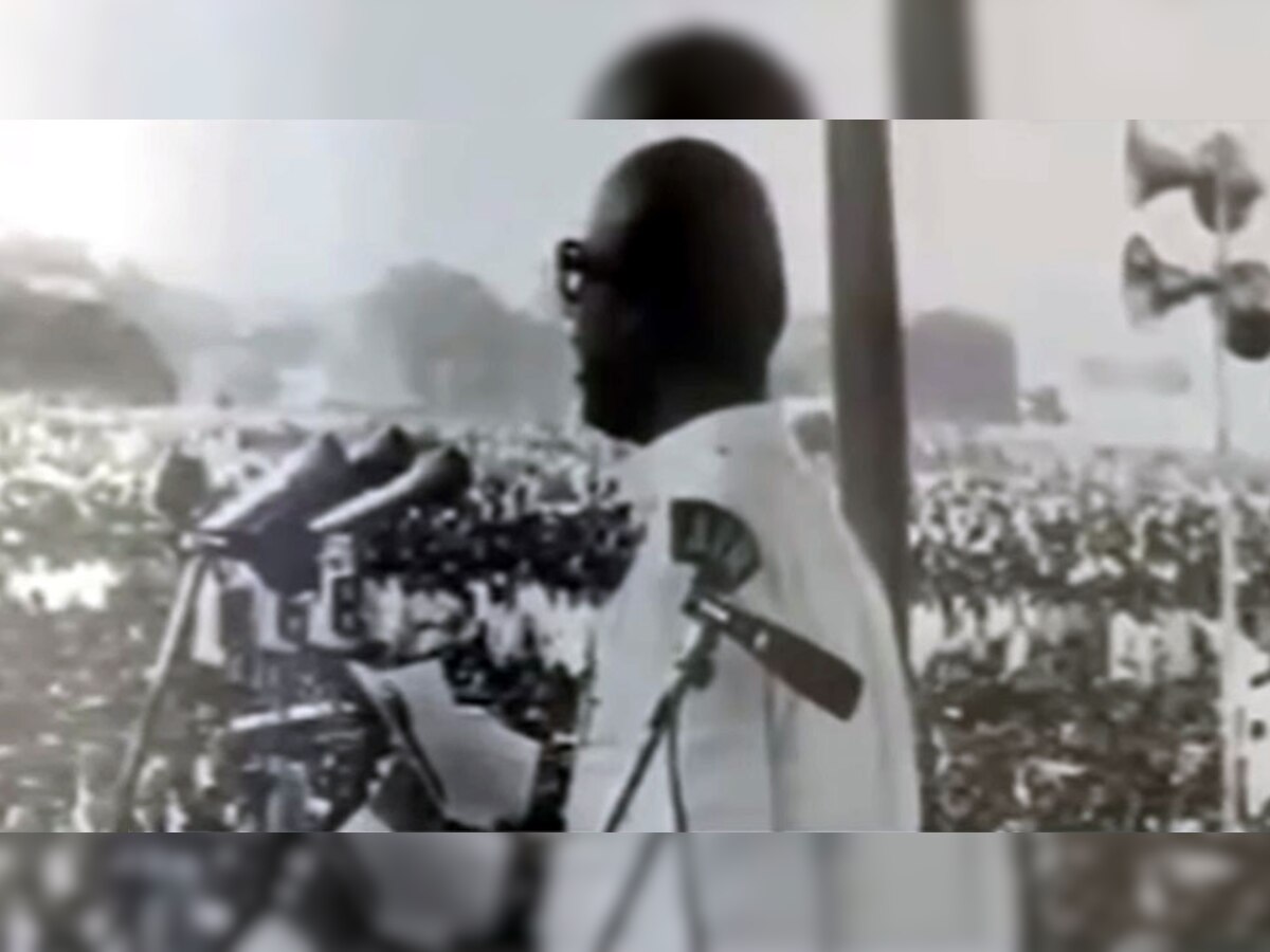 25 जून, 1975 को दिल्‍ली के रामलीला मैदान में जेपी ने इंदिरा गांधी के पद नहीं छोड़ने की स्थिति में उनके खिलाफ अनिश्चितकालीन देशव्‍यापी आंदोलन का आह्वान किया. (फोटो साभार: RSTV)
