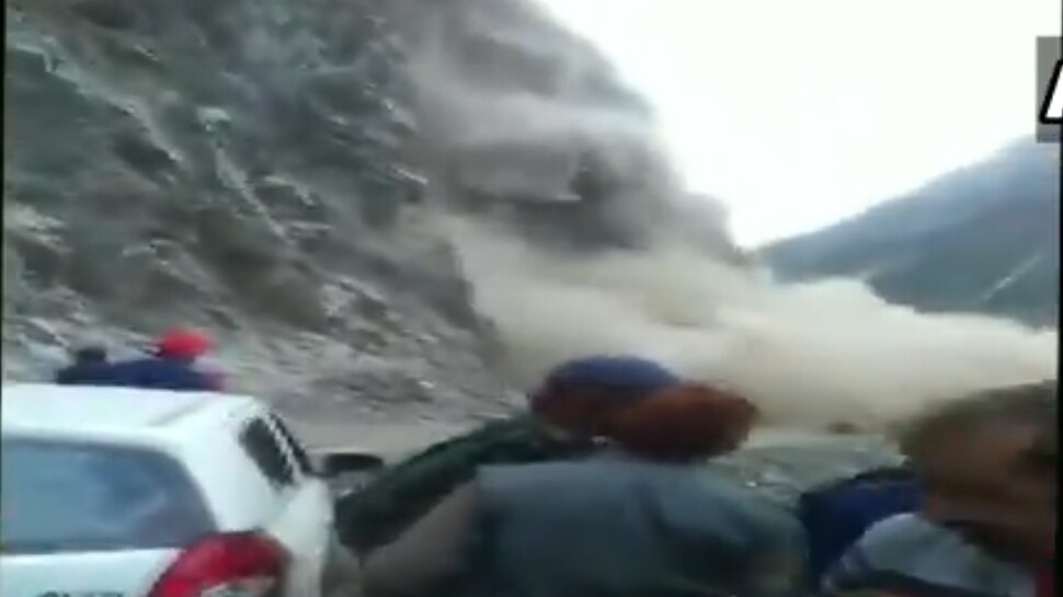 Video: देखिए कैसे अचानक भरभरा कर टूट पड़ा पहाड़, जान बचाने कोई भागा यहां तो कोई वहां