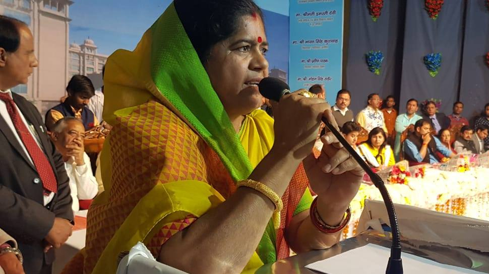 इमरती देवी ने सब-इंस्पेक्टर को थाना इंचार्ज बनाने के लिए लिखा पत्र, वायरल होने पर बोलीं- 'सब फर्जी है' इमरती देवी ने सब-इंस्पेक्टर को थाना इंचार्ज बनाने के लिए लिखा पत्र, वायरल होने पर बोलीं- 'सब फर्जी है'