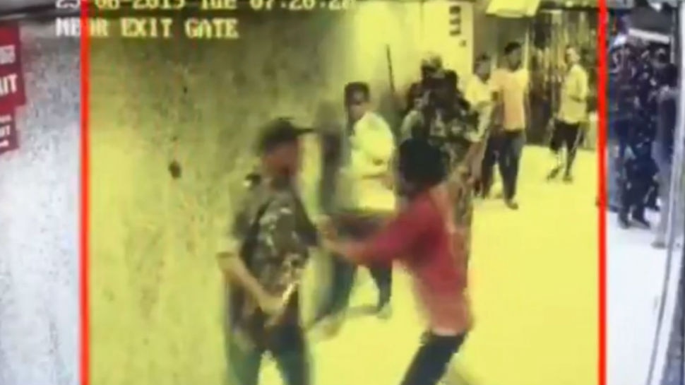 VIDEO: अखाड़े में बदला पटना का पीएमसीएच, परिजनों और गार्ड के बीच जमकर हुई मारपीट