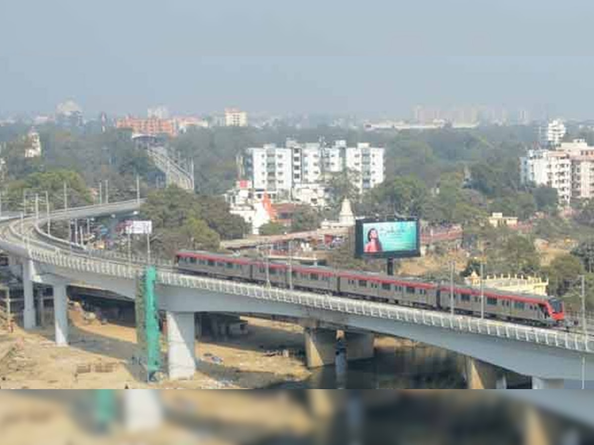 छह सितंबर 2017 से ट्रांसपोर्ट नगर से चारबाग के बीच का खंड परिचालन के लिए खोला गया था.