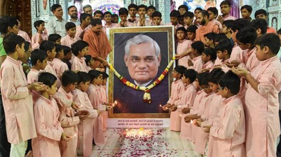 यूपी सरकार नहीं दे रही वाजपेयी के अस्थि विसर्जन कार्यक्रम का खर्च, 10 माह से घूम रही फाइल यूपी सरकार नहीं दे रही वाजपेयी के अस्थि विसर्जन कार्यक्रम का खर्च, 10 माह से घूम रही फाइल