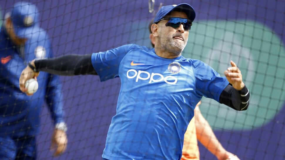 IND vs WI: धोनी ने बढ़ाई कोहली की चिंता, वेस्टइंडीज के खिलाफ हो सकता है ये बड़ा बदलाव