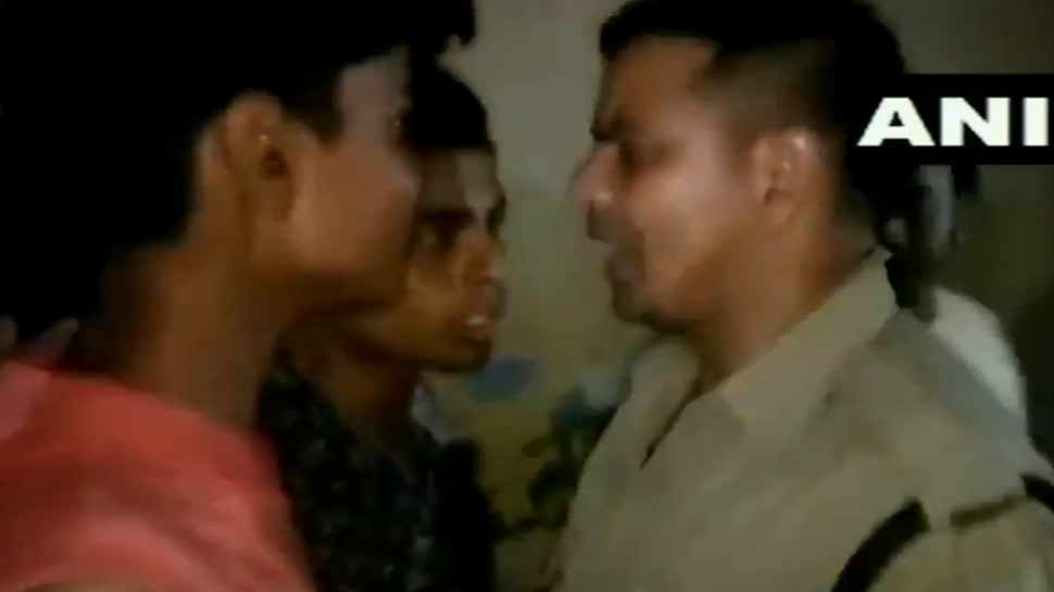 VIDEO: शराब माफिया के हौसले बुलंद, पुलिस वाले को सरेआम पीटा, फाड़ दी वर्दी