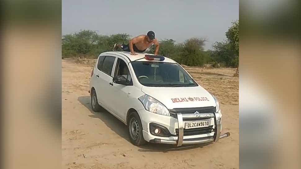 दिल्ली पुलिस की गाड़ी पर युवक कर रहा था पुशअप, वीडियो हुआ वायरल, अब होगी कार्रवाई दिल्ली पुलिस की गाड़ी पर युवक कर रहा था पुशअप, वीडियो हुआ वायरल, अब होगी कार्रवाई