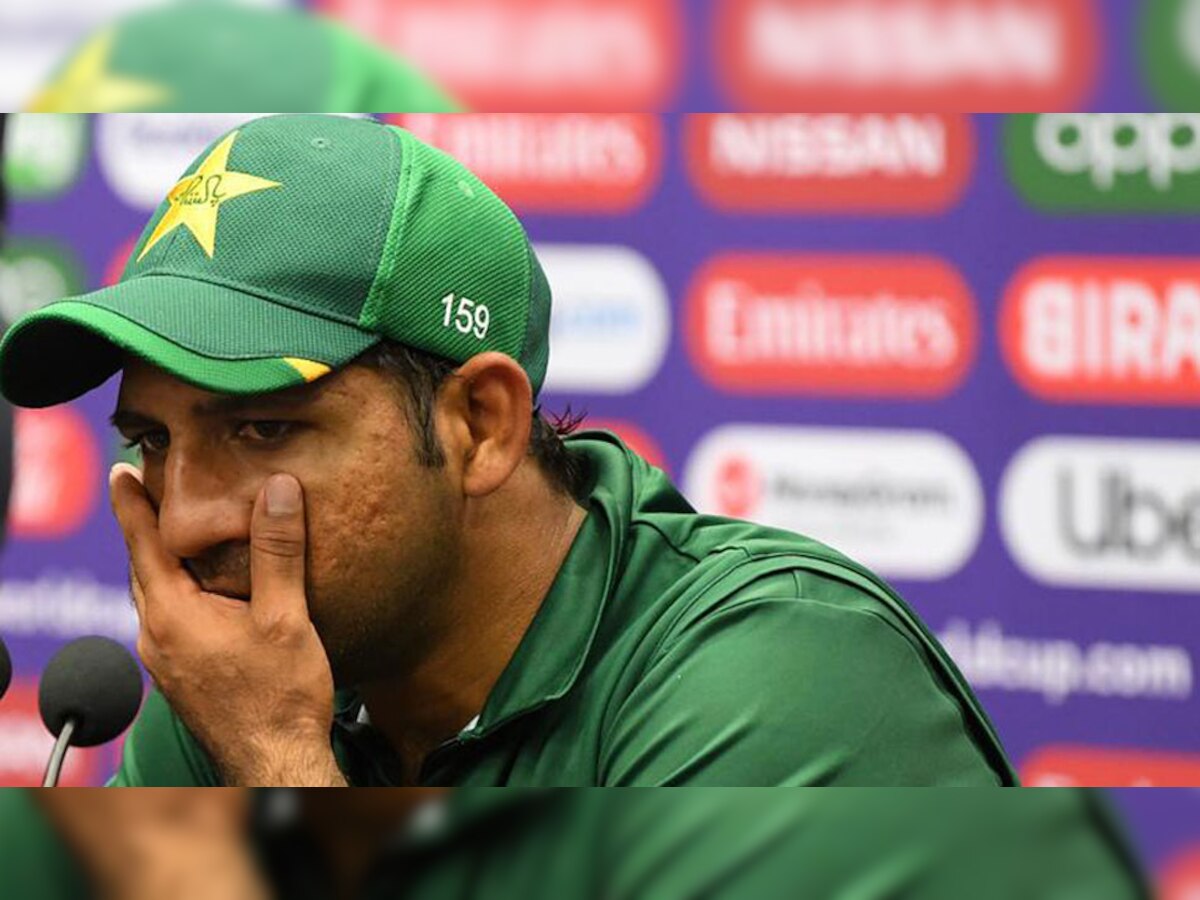 विश्व कप में भारत के खिलाफ मिली हार के बाद पाकिस्तान के प्रशंसकों ने अपनी टीम की कड़ी आलोचना की थी.