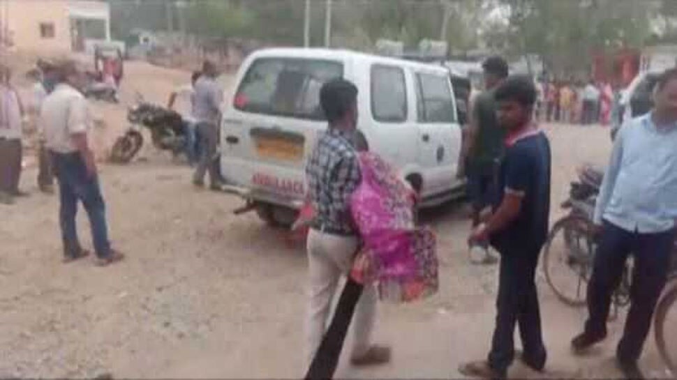अस्पताल में नहीं मिला स्ट्रेचर, बहन के शव को गोदी में उठाकर घर ले गया भाई