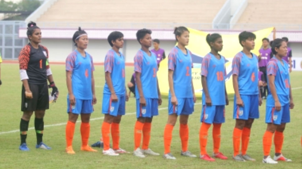अंडर-17 फुटबॉल टीम की लड़कियां मैच के हालातों में ढलना सीख रहीं हैं: कोच