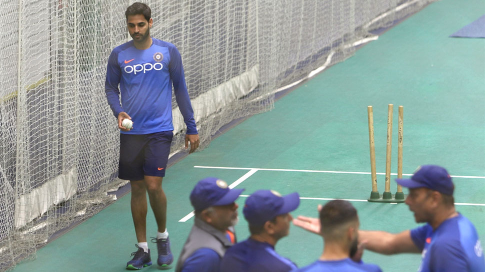 World Cup 2019: धोनी ने स्वीप शॉट लगाए, भुवी ने की गेंदबाजी और प्रसाद ने विकेट संभाला World Cup 2019: धोनी ने स्वीप शॉट लगाए, भुवी ने की गेंदबाजी और प्रसाद ने विकेट संभाला