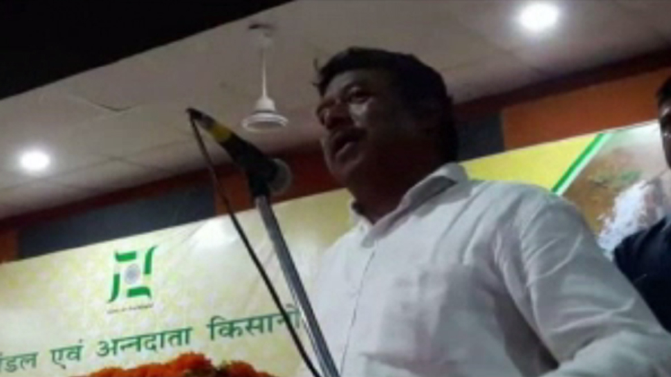 खूंटी में मंत्री ने ग्रामीणों से किया संवाद, लोगों से सरकारी योजना का लाभ लेने की अपील खूंटी में मंत्री ने ग्रामीणों से किया संवाद, लोगों से सरकारी योजना का लाभ लेने की अपील