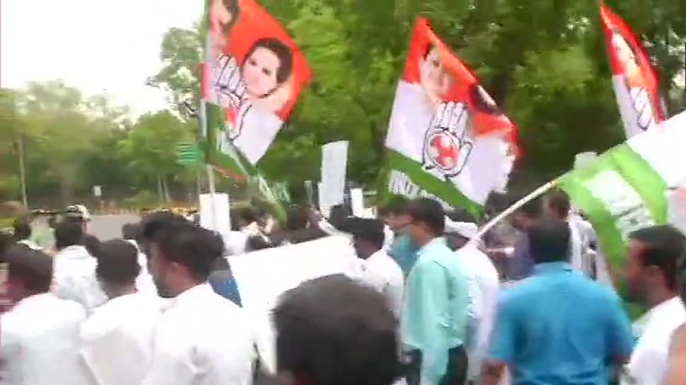 चमकी बुखार : स्वास्थ्य मंत्री हर्षवर्धन के घर के बाहर यूथ कांग्रेस का प्रदर्शन, इस्तीफे की मांग