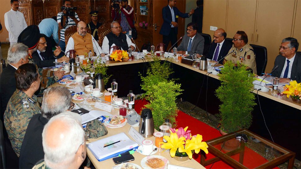 जम्मू कश्मीर के दौरे पर अमित शाह, सुरक्षा बलों से कहा- आतंकी फंडिंग के खिलाफ करें कड़ी कार्रवाई