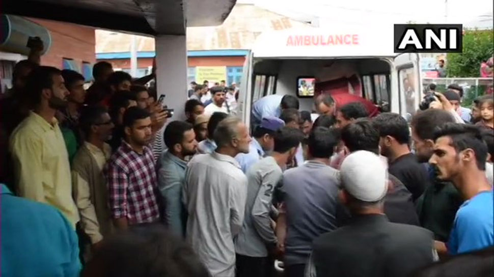 जम्मू कश्मीर के शोपियां में खाई में गिरी बस, 11 छात्रों की मौत जम्मू कश्मीर के शोपियां में खाई में गिरी बस, 11 छात्रों की मौत