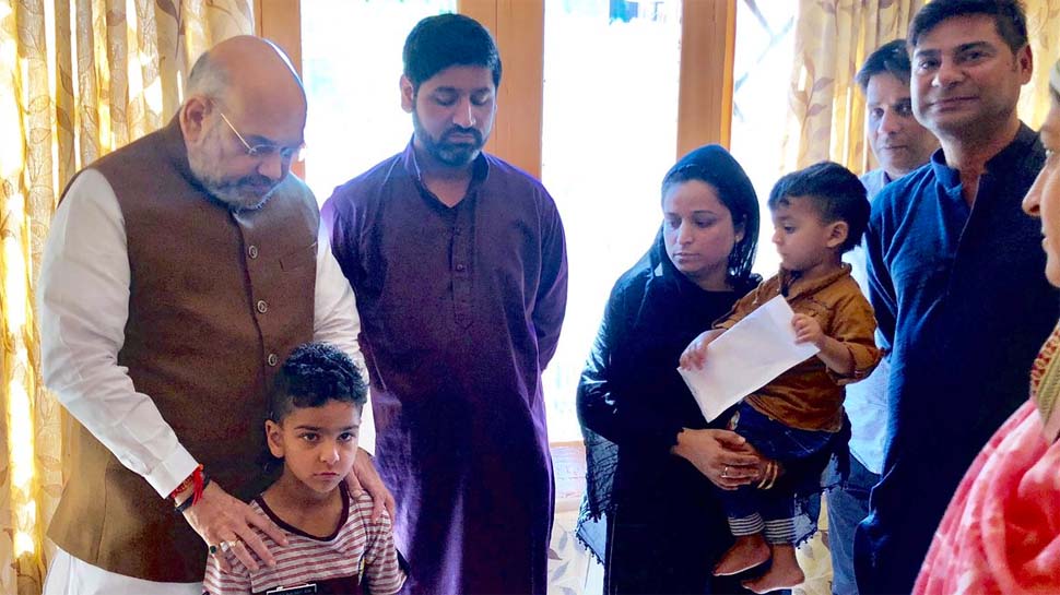 शहीद अरशद खान के परिवार से मिले अमित शाह, पत्नी को सौंपा सरकारी नौकरी का पत्र