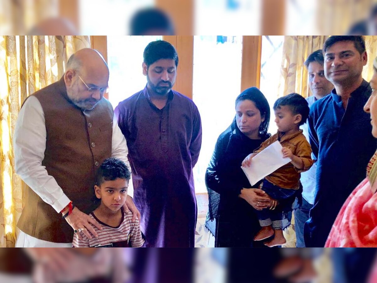 शहीद अरशद खान के परिवार से मि‍ले अमित शाह, पत्‍नी को सौंपा सरकारी नौकरी का पत्र
